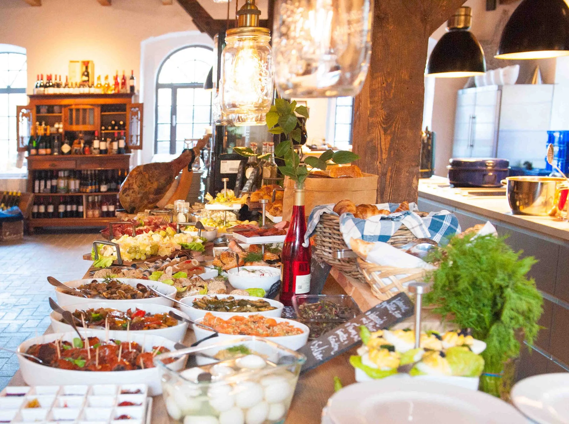 Reichhaltiges Buffet in der Hofküche