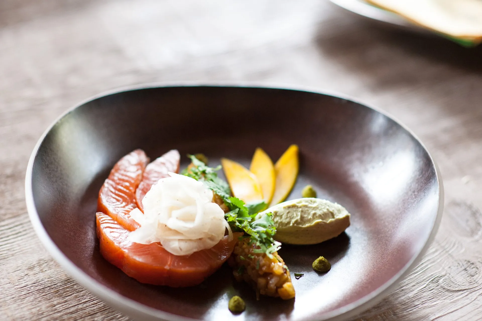 Kunstvoll angerichteter Lachs mit Wasabi