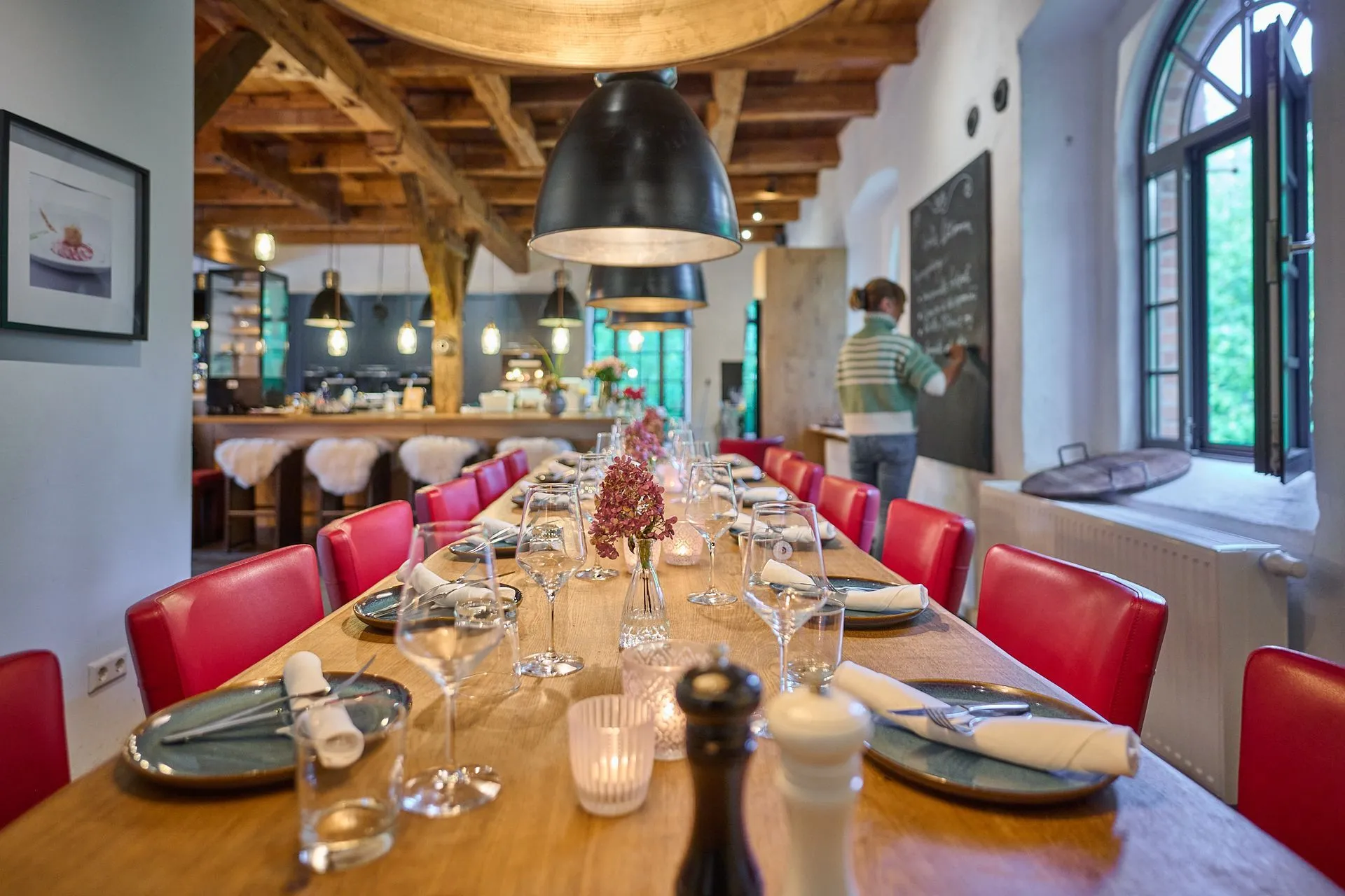 Festlich gedeckte Tafel in der Hofküche der Gronenberger Mühle